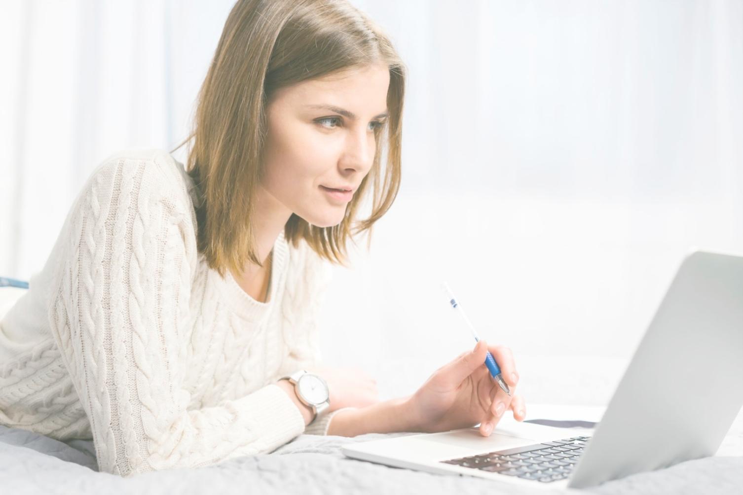 Sala de reuniones del equipo de Hozenitol Mrolmond durante sesión de planificación estratégica