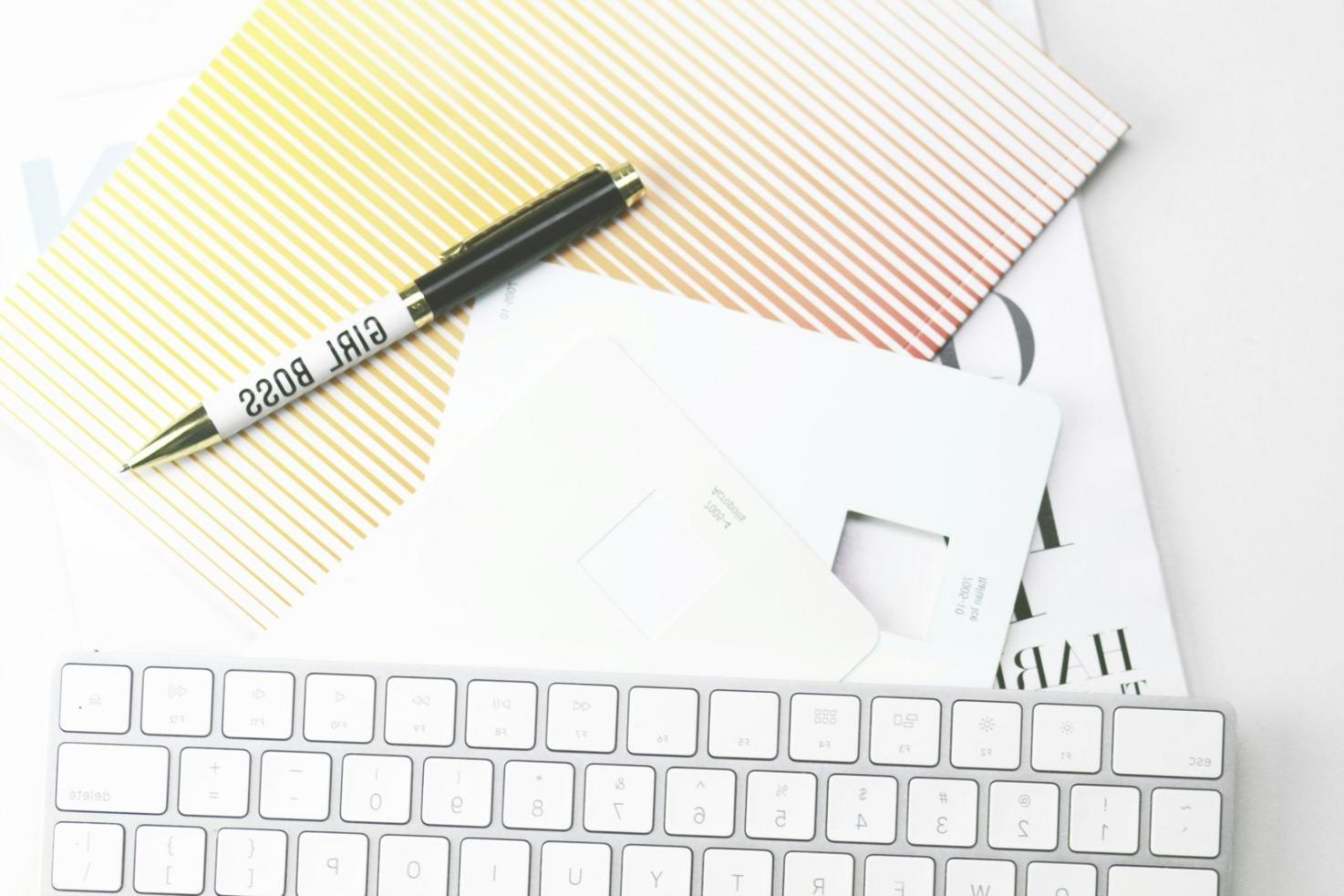 Estudiante trabajando en análisis presupuestario con múltiples pantallas mostrando dashboards financieros