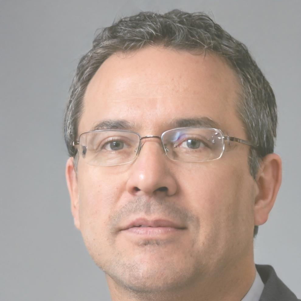 Retrato profesional de Tomás Villarroel, estudiante de presupuestación