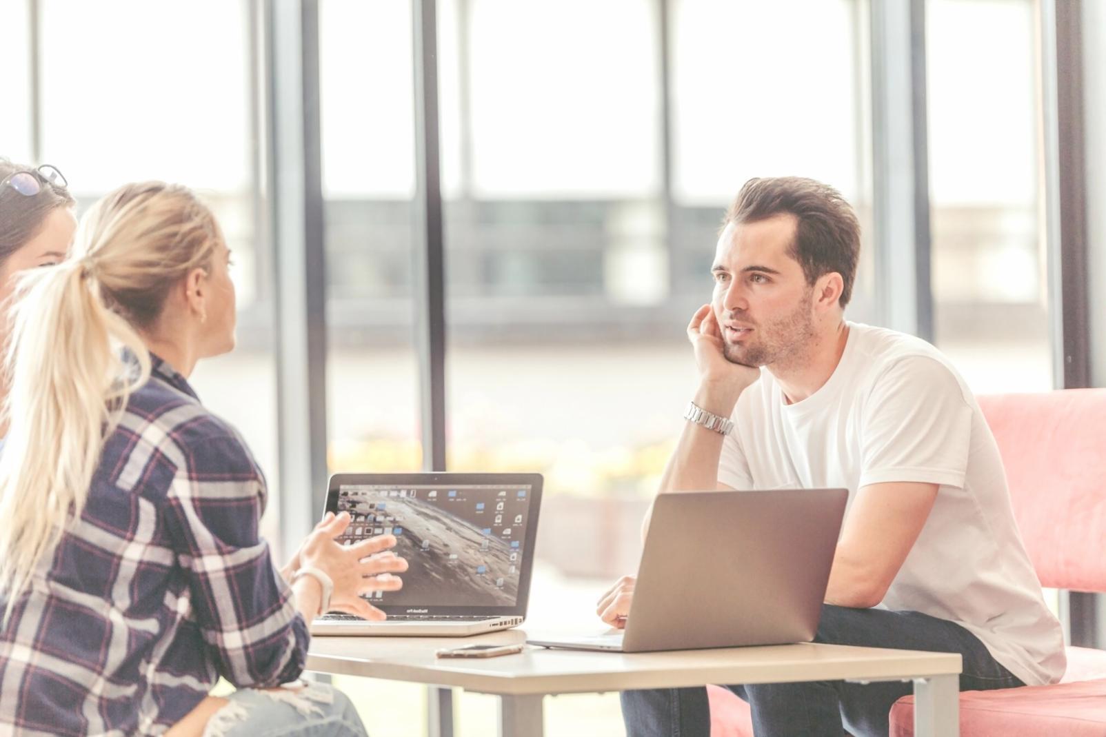 Equipo trabajando en análisis presupuestario detallado