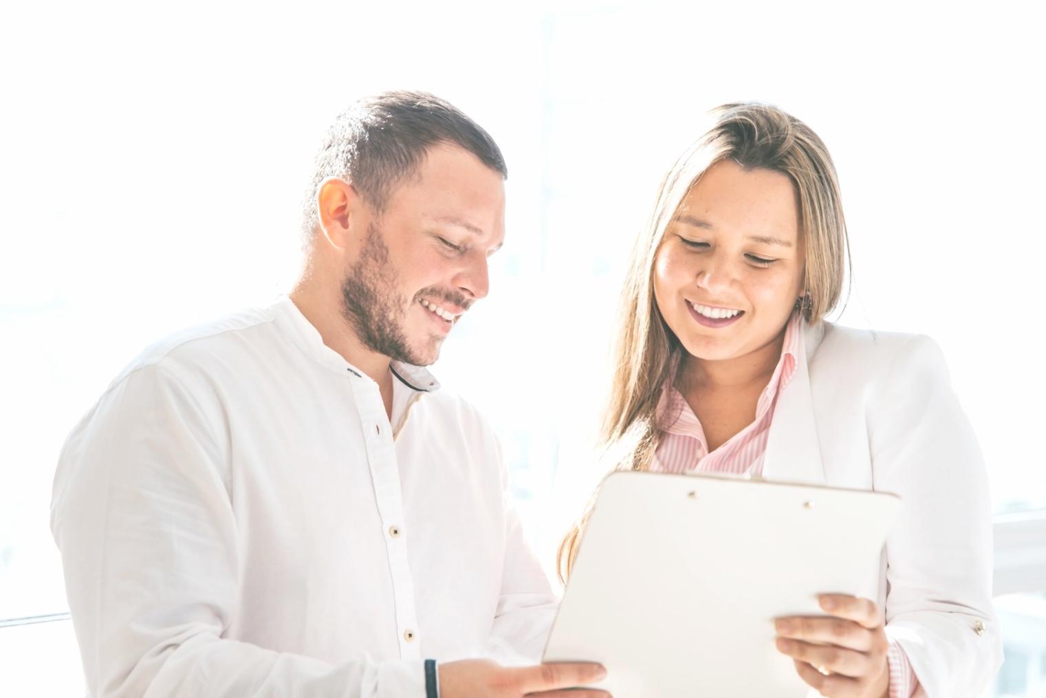 Proceso de análisis presupuestario con documentos y gráficos detallados